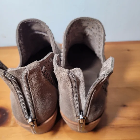 Vince Camuto Prastata Suede Woven Laser Cut Taupe Booties Womens Sz 9 Boots - Picture 7 of 10